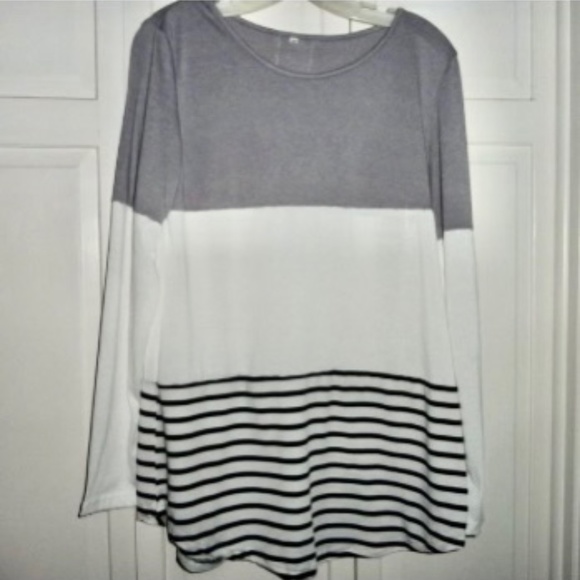 Flattering Top for Leggings Size Medium, White Gray Black Stripes, like new - Picture 2 of 9